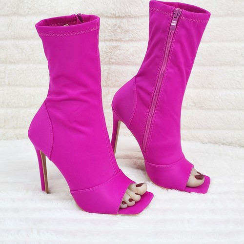 Botas al tobillo audazmente brillantes de color rosa fucsia elásticas cuadradas punta abierta tacón alto - Imagen 7 de 8
