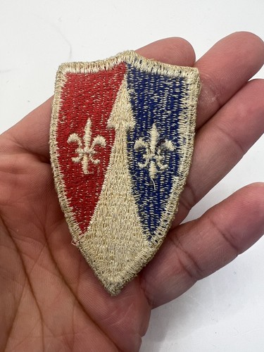 Parche De Colección Ejército de Estados Unidos Segunda Guerra Mundial Zona de Comunicación Europa Rojo/Azul Flor De Lis - Imagen 2 de 7
