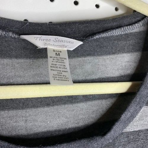 Three Seasons Damen-Umstandsmode Größe M hergestellt in den USA grau gestreift Top neu mit Etikett - Bild 2 von 5