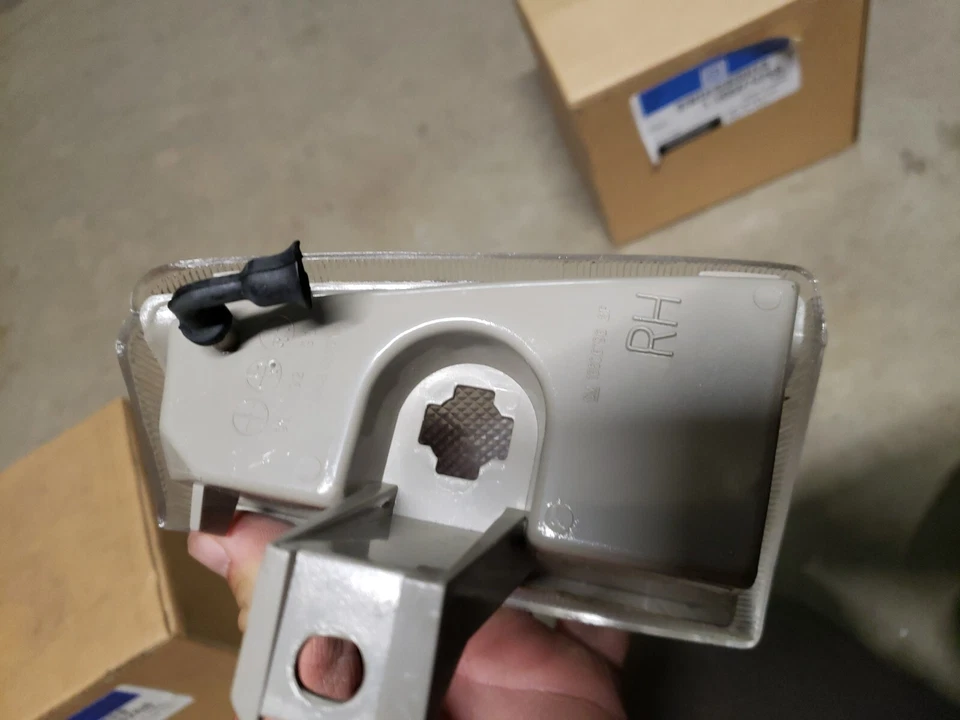 NOS GM 05974268 FOR 88-92 PONTIAC LEMANS RH SIDE MARKER LIGHT CLEAR - Image 3 of 4