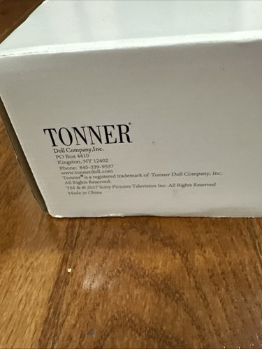 Claire's New Look Outlander 16" Vinyl  Doll Tonner 2017 Ltd 300 NRFB - Picture 9 of 10