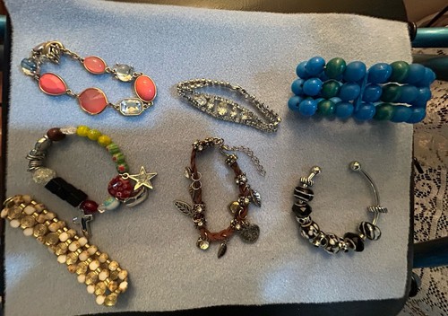 Lot Of 7 Bracelets Vintage Until Now Unbranded & Branded - Picture 2 of 8