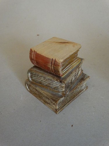 Drei Bücherstapel aus Holz - Schnitzarbeiten Sockel für Bücherwürmer Deko - Bild 7 von 8