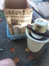 Richmond Cedar Works 4 Quart Electric Ice Cream Freezer Model 71 