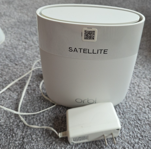 Orbi Netgear 3 pack RBR40 WIFI Router + 2 RBS20 Satellites System - Picture 3 of 9