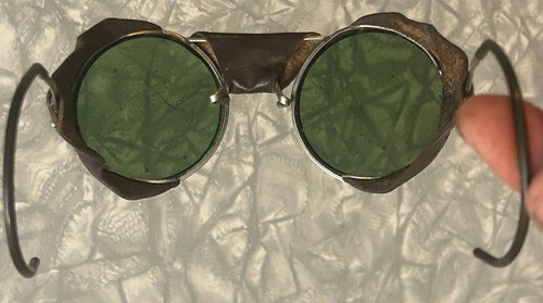 1930's AMERICAN OPTICAL AO LEATHER METAL MOTORCYCLE GOGGLES GREEN LENSES - Picture 2 of 5