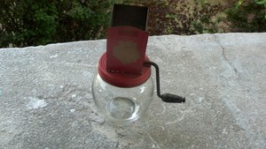 Vintage-Kitchen-Hazel-Atlas-Red-Nut-Grinder-Glass-Jar-with-Wood-Crank-Handle