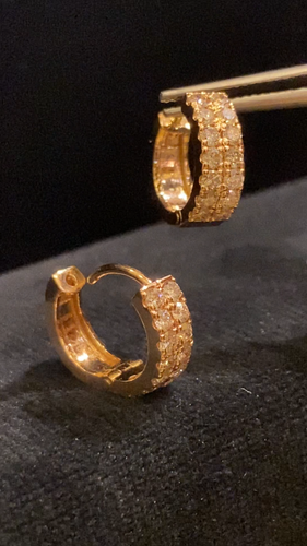 0.82 Cts Round Brilliant Cut Diamonds 2-Row Unisex Hoop Earrings In 750 18K Gold - Video 1 of 1