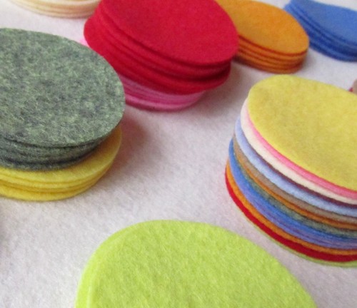 200 Wool Felt 3/4" Circle Die Cuts - UPICK Colors - Penny rug - Bow Making - Picture 1 of 5