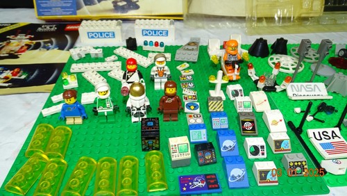 Vintage Lego Lot Space parts pieces minifigures bulk NOTHING COMPLETE - Picture 2 of 24