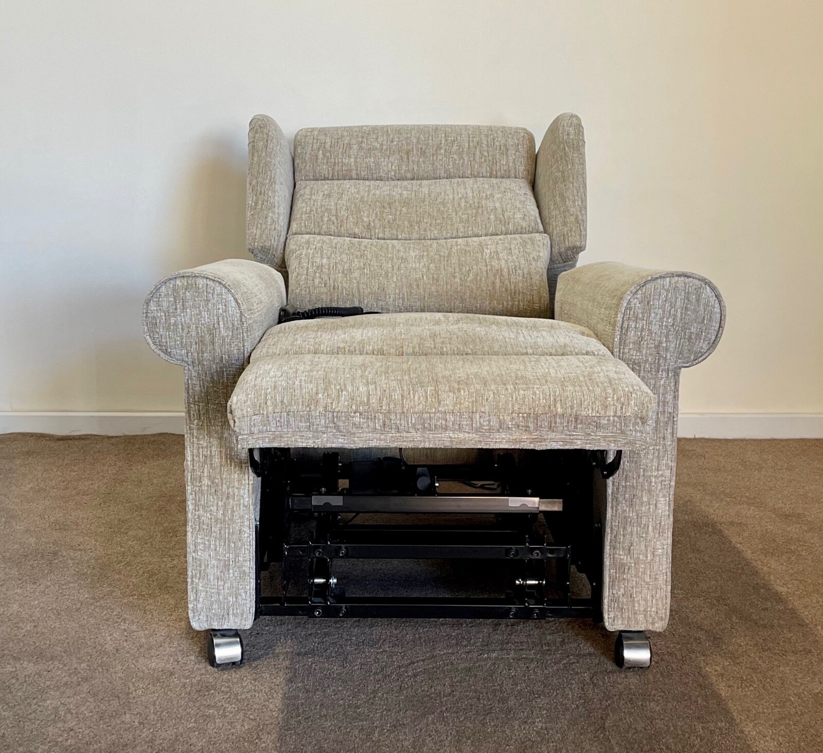 LUXURY ELECTRIC RISER RECLINER CHAIR RENT HIRE JUST £10 PER WEEK (52