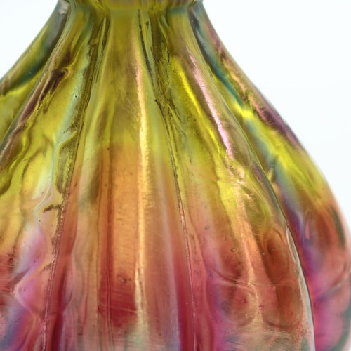 Coppia di vasi a lobi in vetro Art Nouveau boemo verde iridescente a mirtillo - Foto 22 di 24