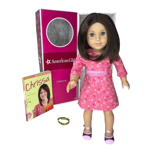 American Girl Of Year Chrissa Doll Meet Outfit Zapatos de vestir Bragas Libro Pulsera - Imagen 10 de 10
