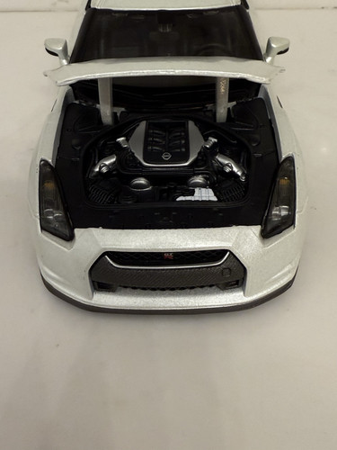 Maisto Maßstab 1:24 Diecast 2009 Nissan GTR Special Edition in perlweiß - Bild 7 von 8