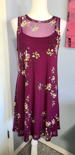 Wallflower lila Kleid mit gelben Blumen Größe L ärmelloses Etuikleid