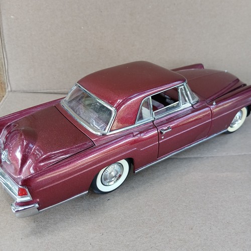 Yat Ming Road Signature 1956 Lincoln Continental Mark II rosso pressofuso scala 1:18 - Foto 6 di 9