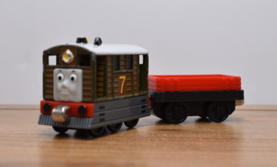 Toby w/ Low Cargo Car Diecast Engine Train Thomas & Friends Railway L.Curve 2002