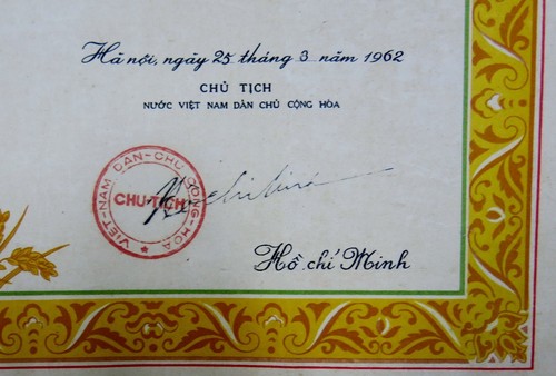 Vietnam 1962 HO CHI MINH Signature on Certificate + SOLDIER OF GLORY Medal - Picture 8 of 8