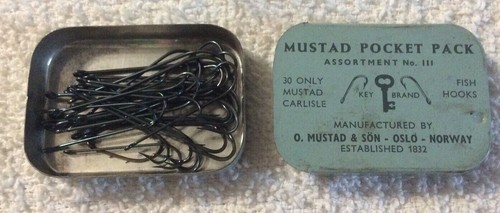 Vintage Mustad Pocket Pack Fish Hooks Tin Oslo Norway Assortment No.111 w Hooks - Imagen 3 de 11