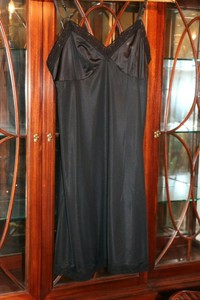 Vintage-Vanity-Fair-Full-Slip-40-Plus-Size-XL-Feather-Light-Silky-Nylon-Black