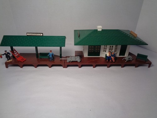 PLASTICVILLE VINTAGE SUBURBAN STATION W/ STATION PLATFORM AND ACCESSORIES.