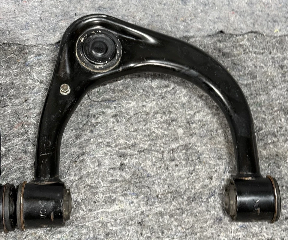 JUEGO DE BRAZO DE CONTROL SUPERIOR ORIGINAL 2010-2024 OEM TOYOTA 4RUNNER FJ CRUISER [DESPEGUE] Foto 3 de 4