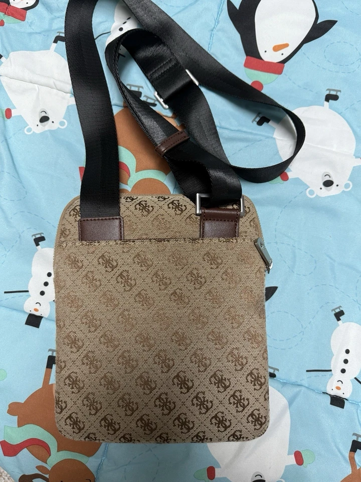 Bolso Hombre Guess's Original Monograma Foto 2 de 4