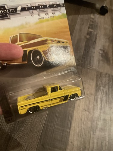 2018 Hot Wheels Chevrolet Trucks 100 Years 4/8 Custom '62 Chevy Pickup gelb - Bild 2 von 3