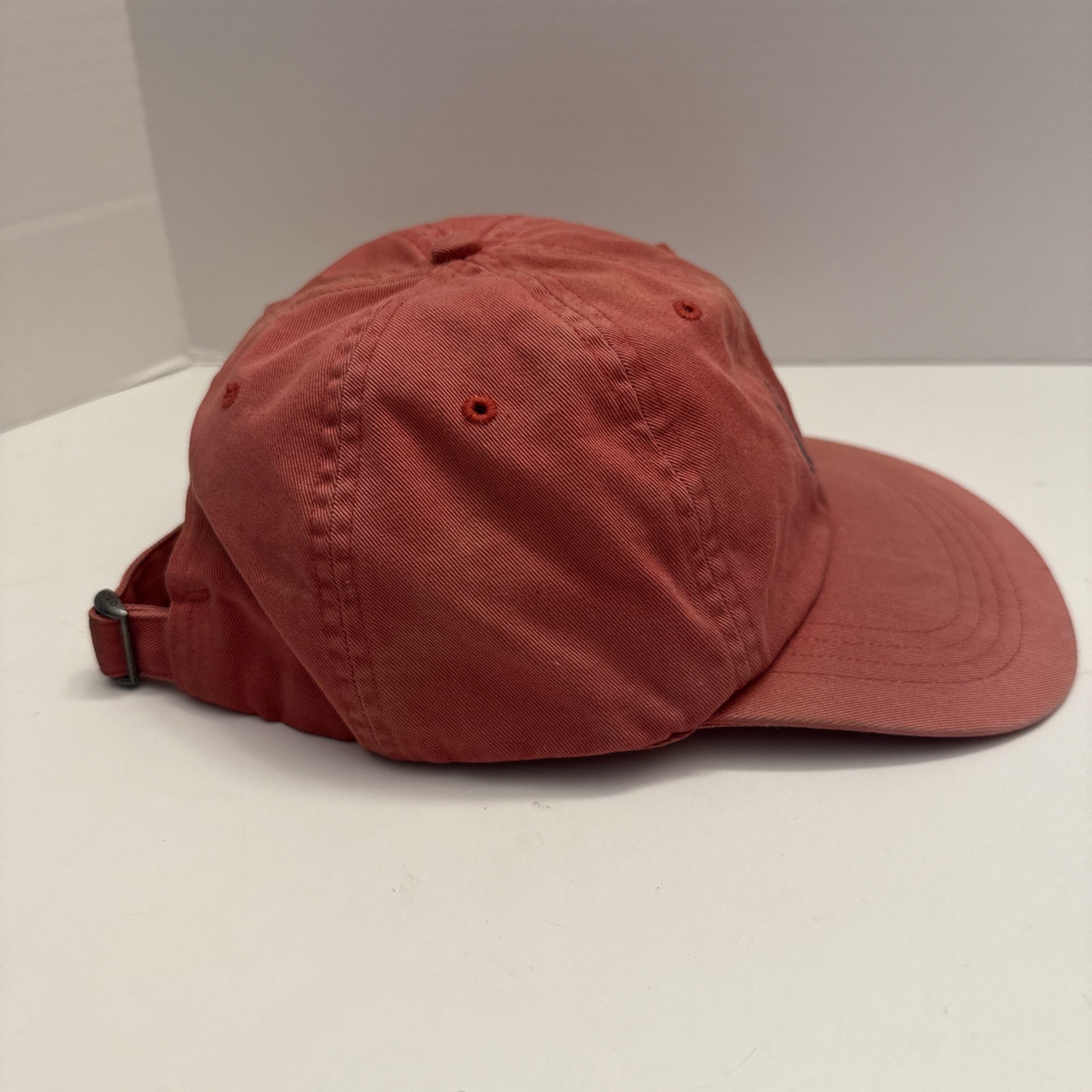 Cappello Polo Ralph Lauren papà berretto tessuto rosso sbiadito cinturino invecchiato posteriore logo pony