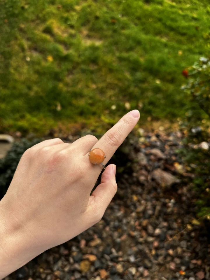 Anillo cabujón de jadeíta amarillo birmano natural | Montura de plata de ley Foto 4 de 4