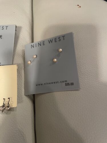 Pacchetto orecchini a perno in argento o perla Nine West. Bonus pendente a tema cuore - Foto 2 di 3
