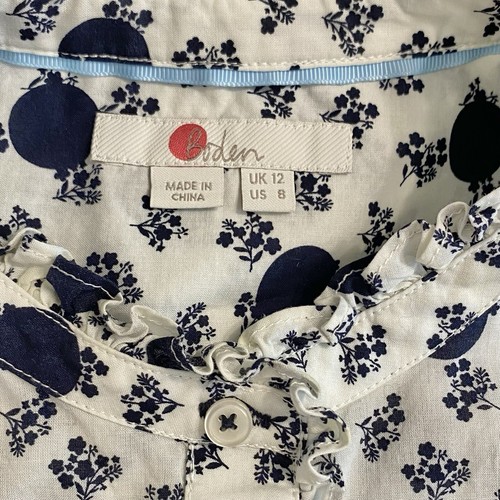 Boden Bluse mit Knopfleiste Rüschen am Ausschnitt Blumen gepunktet weiß blau Größe 8 - Bild 19 von 19