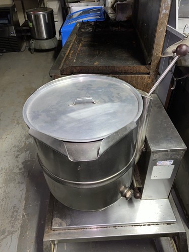 Groen 40 Qt. Groen Tilt Steam Kettle 220v, 3 phase - Picture 2 of 7