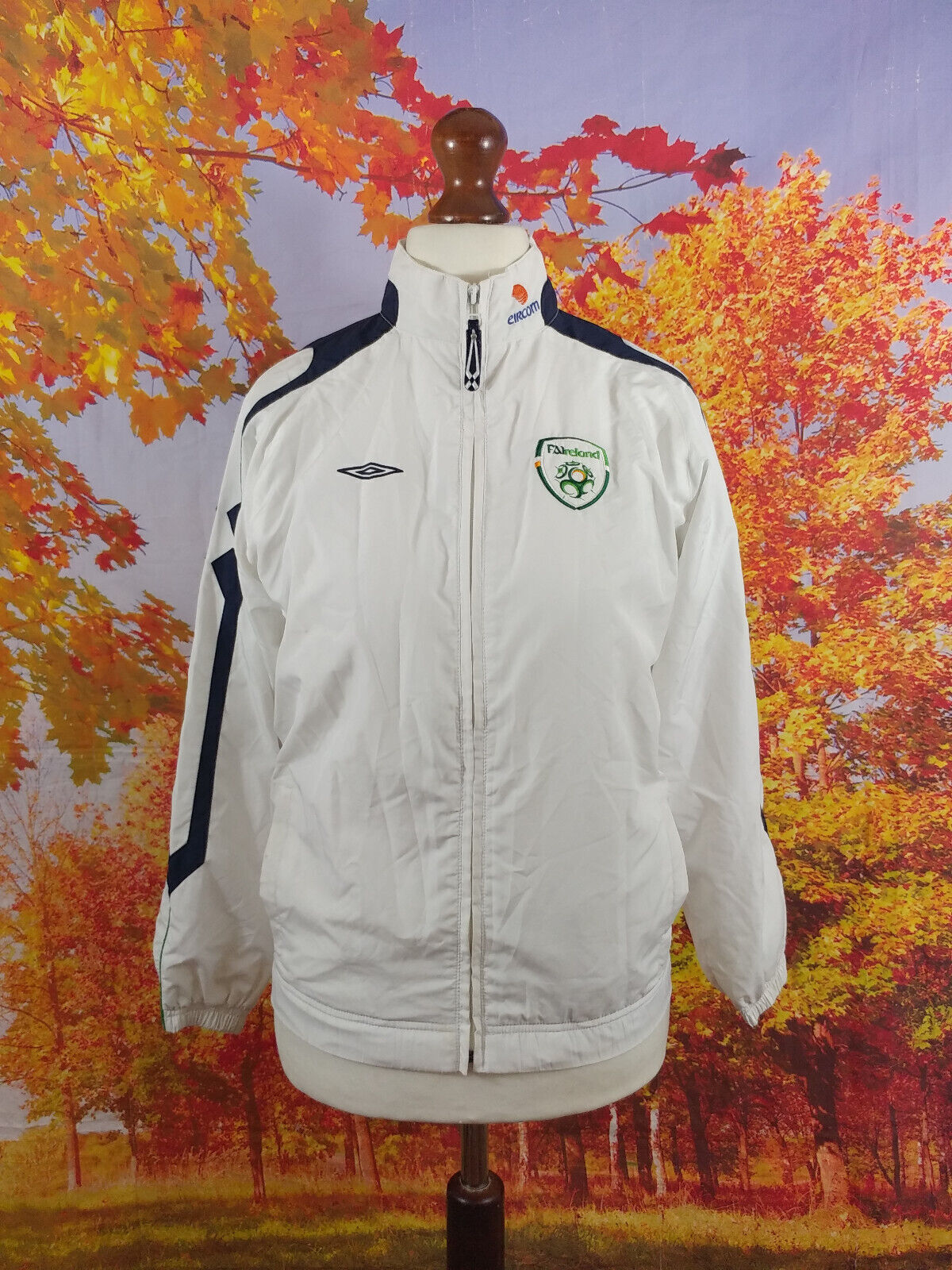 Republic of Ireland Umbro white full zip Football Jacket. UK boy's age 12