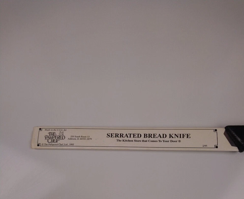 Cuchillo de pan dentado The Pampered Chef 1995 de colección mango negro Foto 2 de 4