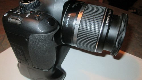 Canon EOS 550D/Rebel T2i Digital Camera 18.0MP 18-55mm 3.5-5.6 is /Charger/Grip - Picture 5 of 11