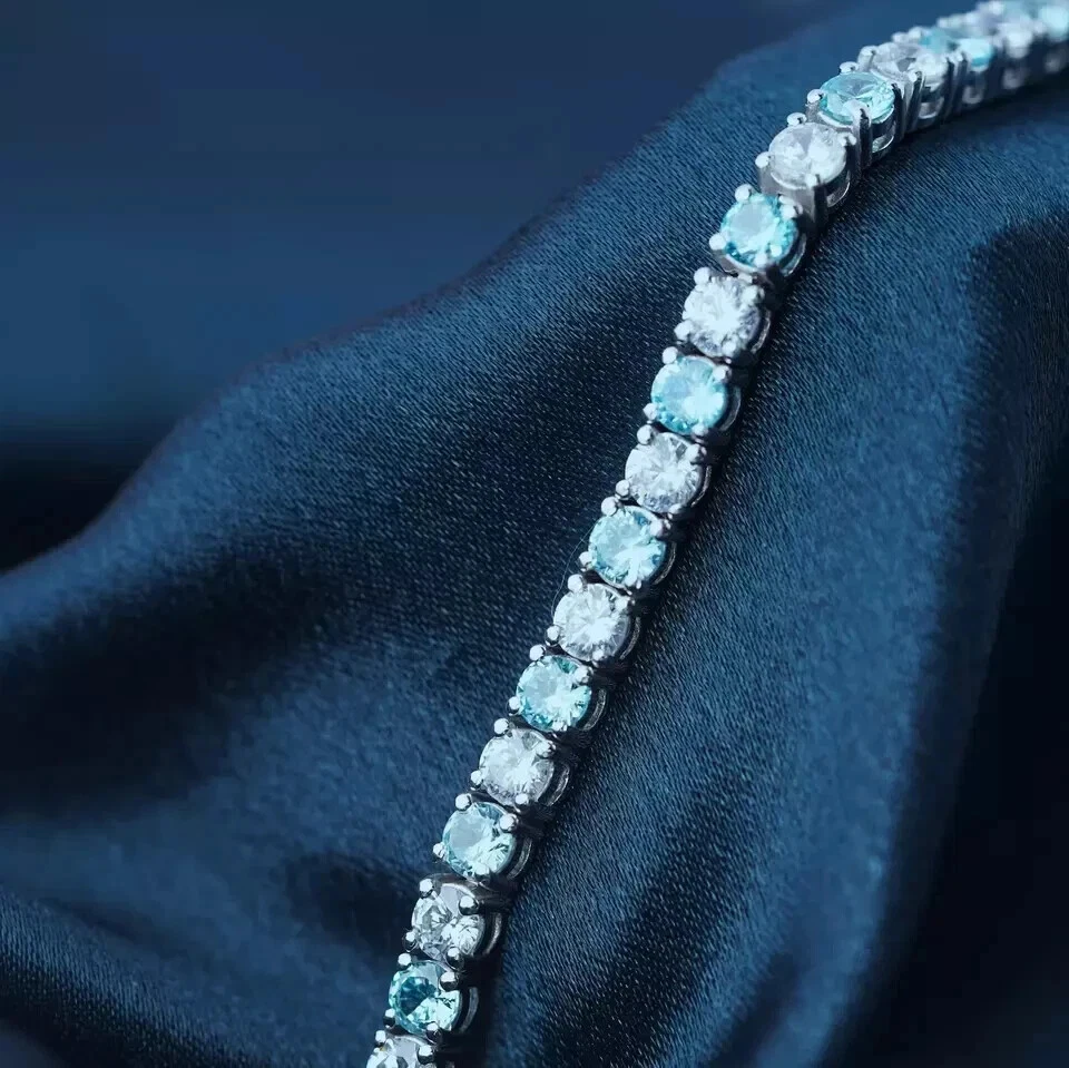 Brazalete de tenis de diamantes y aguamarina creado en laboratorio de 8 quilates enchapado en oro blanco de 14 quilates de 7,5" Foto 4 de 4