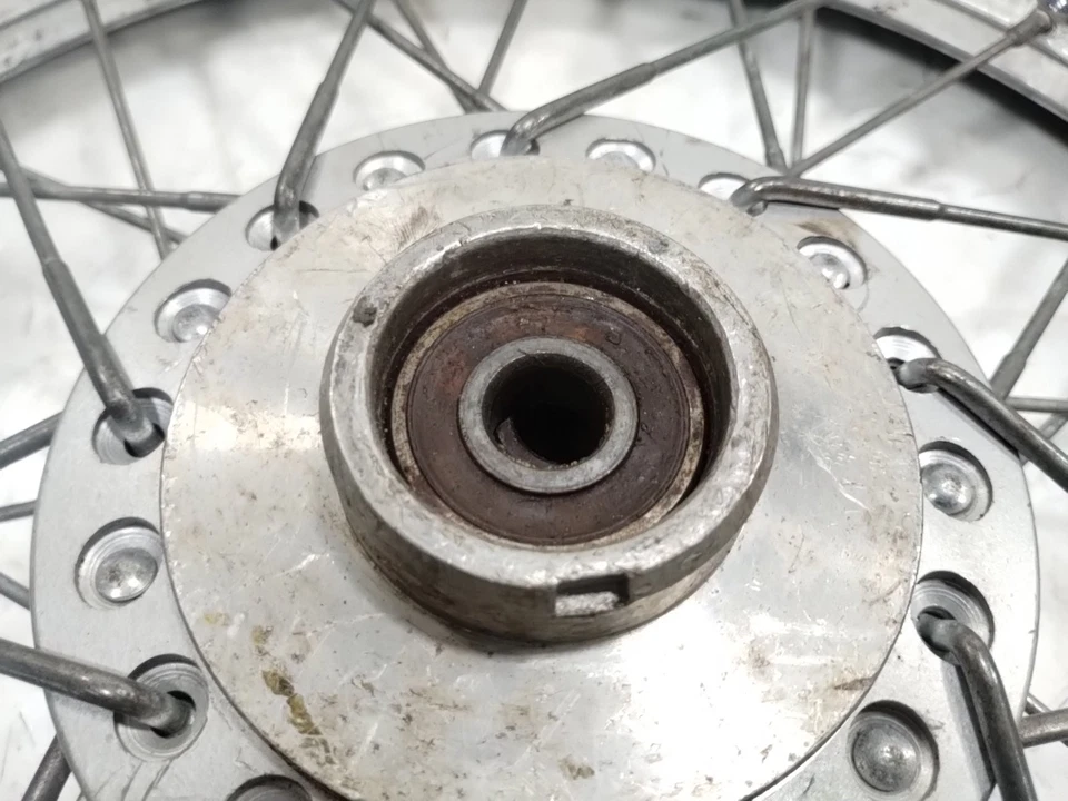 Llanta delantera recta (sin neumáticos) 16" X 2,50 2009 1999-2010 Suzuki GZ250 Foto 4 de 4