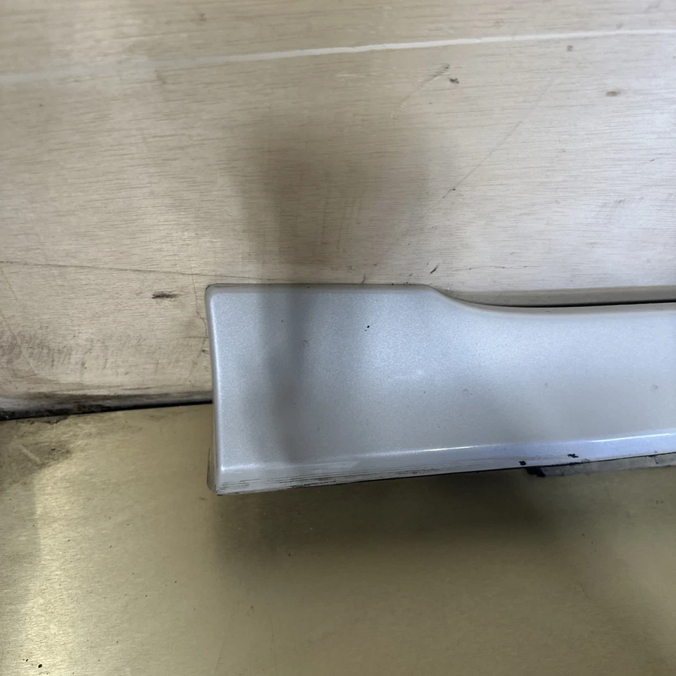 Saia balancim painel branco 2012 - 2016 Subaru Impreza lateral direita fabricante de equipamento original - Imagem 2 de 4