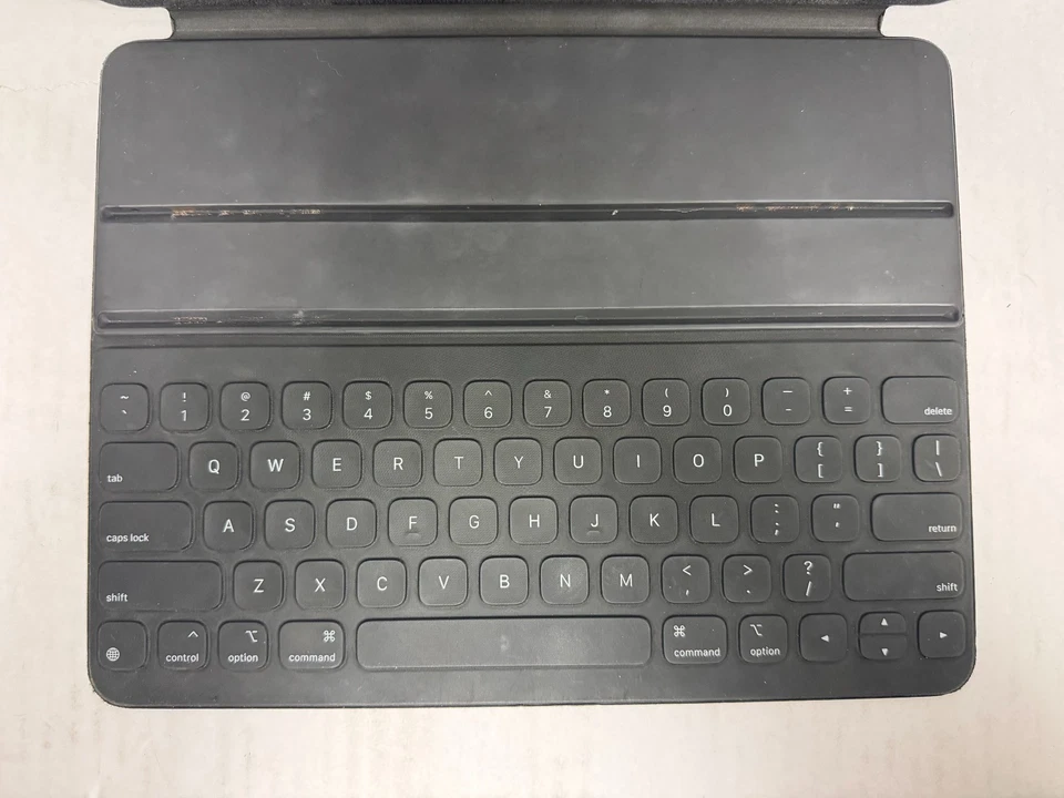 Apple Smart Keyboard Folio for 12.9-inch iPad Pro 3rd Gen. A2039 MU8H2LL/A - Image 2 of 4