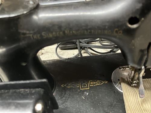 1955 Singer Featherweight 221 sewing machine with case pedal and many accessory - Picture 14 of 20
