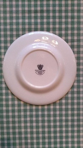 ROYAL STAFFORD CHRISTMAS SANTA'S WORKSHOP PLATE VGC RED RARE MADE IN ENGLAND 8" - Picture 2 of 2
