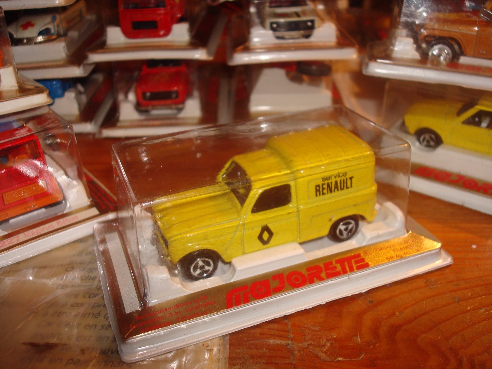 MAJORETTE RENAULT 4 FOURGONNETTE LA POSTE MAJORETTE RENAULT 4 FOURGONNETTE LA POSTE