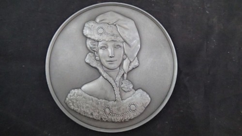 Moneda de Colección AVON Mrs Ablee Dama Distrito de Ventas Premio Grande 3 3/4" Dia Plata - Imagen 3 de 4