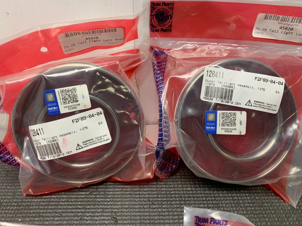 Conjunto de lanterna traseira Chevrolet Corvette 1975-1979 com luzes de apoio mostra kit correto - Imagem 2 de 4