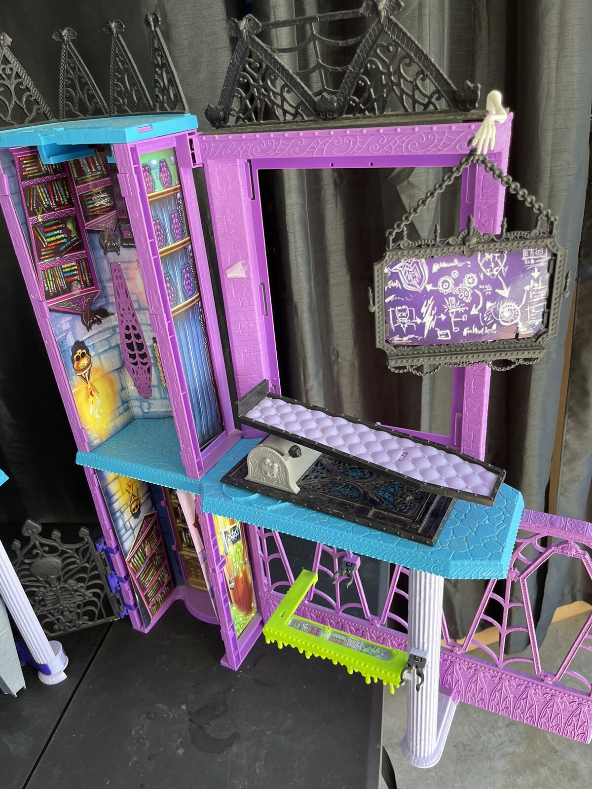 Monster High Deadluxe High School Playset For Dolls House Classroom