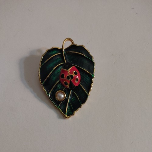 Vintage JH Gold Colored Green Leaf W/Ladybug Brooch /Pin  - Picture 3 of 4