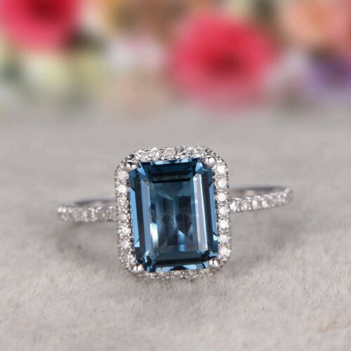 Anillo con halo de topacio azul Londres 4 quilates corte esmeralda creado en laboratorio enchapado en oro blanco de 14 quilates - Imagen 3 de 5