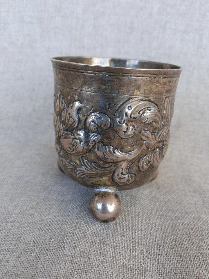 Trípode alemán de plata esterlina del siglo XVII vaso Nuremberg Alemania Foto 3 de 4