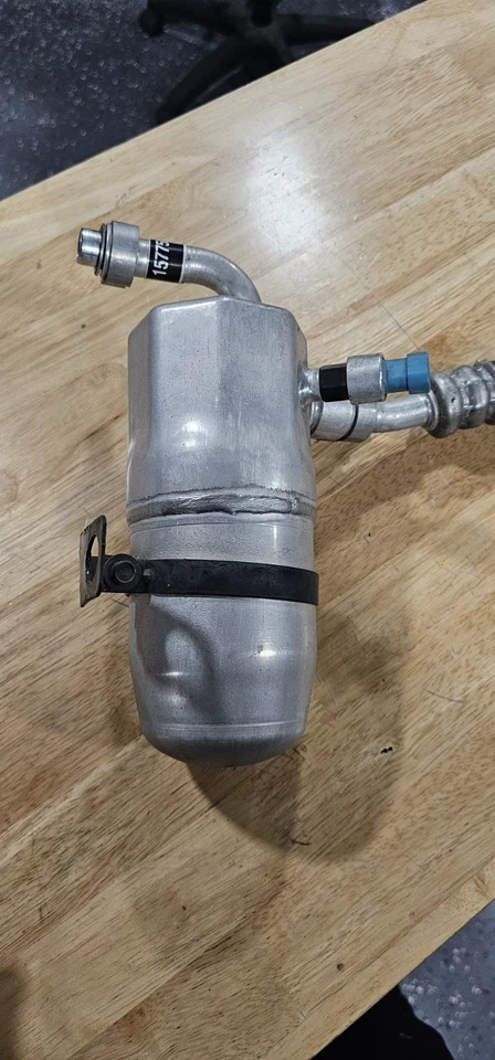 07-11 Chevrolet Silverado 1500 AC Drier Accumulator Canister OEM 15775801 - Image 4 of 4